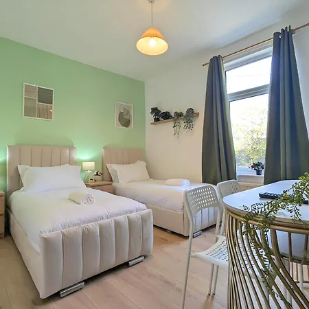 Charming 3-bed Near Centre Free Parking Prázdninový dům