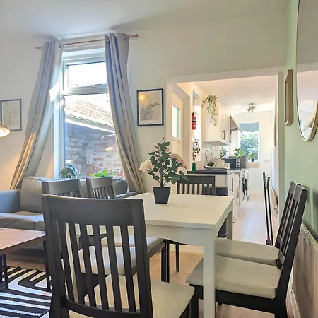 Charming 3-bed Near Centre Free Parking