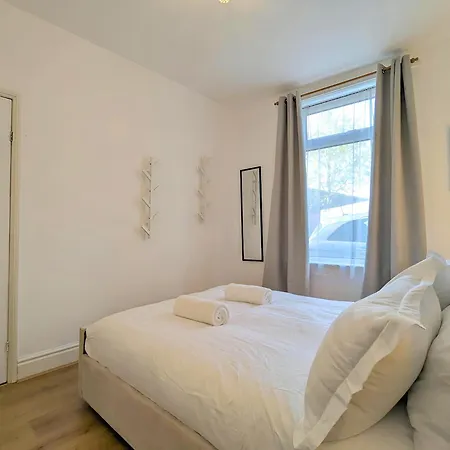 Charming 3-bed Near Centre Free Parking *