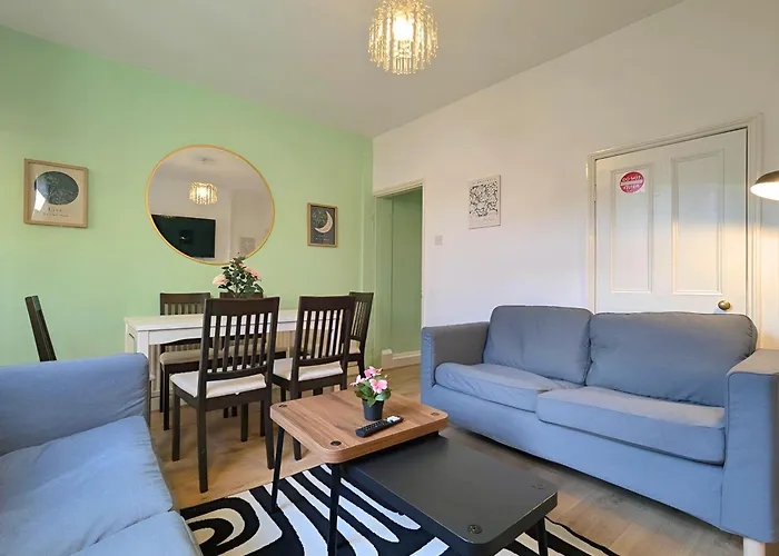 Charming 3-bed Near Centre Free Parking Casa vacanze