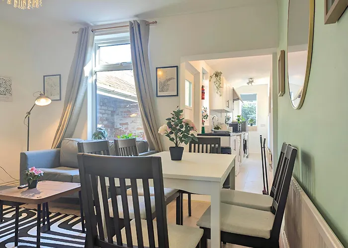 Charming 3-bed Near Centre Free Parking