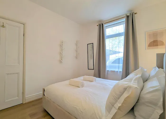 Charming 3-bed Near Centre Free Parking *