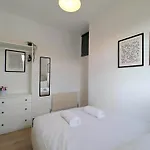 Charming 3-bed Near Centre Free Parking Casa de Férias *