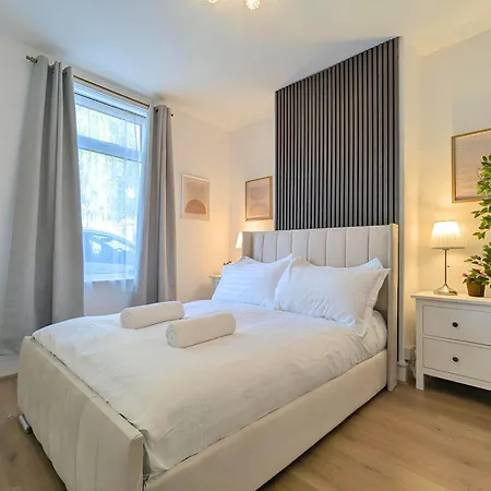 Charming 3-bed Near Centre Free Parking بيت للعطل *