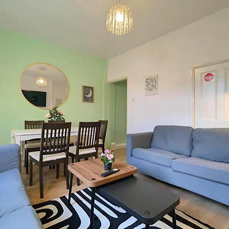 Charming 3-bed Near Centre Free Parking بيت للعطل