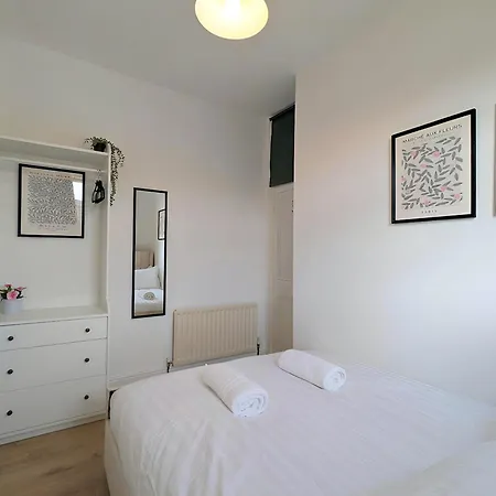 Charming 3-bed Near Centre Free Parking Feriehus *