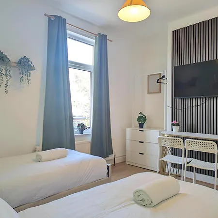 Feriehus Charming 3-bed Near Centre Free Parking